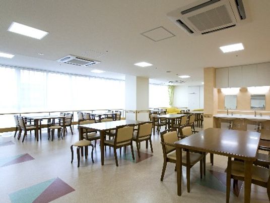 広々とした明るい食堂