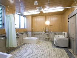 木目調の清潔な浴室