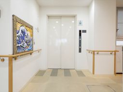 清潔な廊下とエレベーター