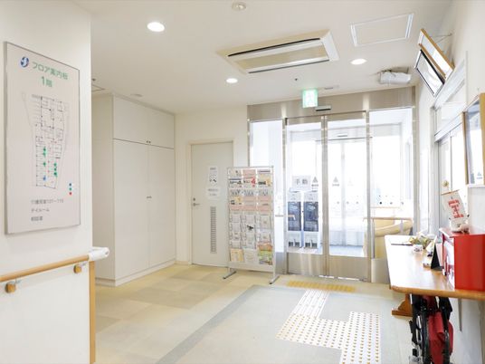 案内板と入口の明るいエントランス