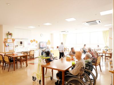 明るい共有ダイニングルーム