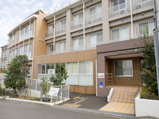 施設の外観と入口