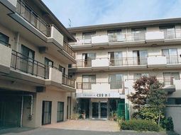 明るい建物の外観