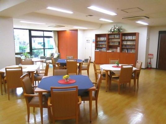 明るい広々とした食堂