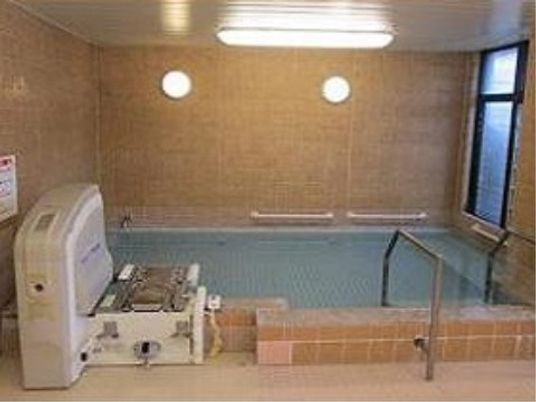 バリアフリー設計の浴室