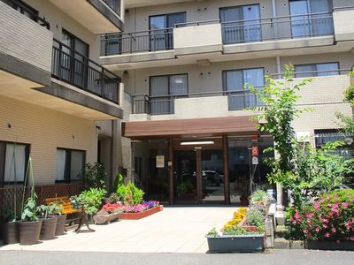 花々と共にあるエントランス