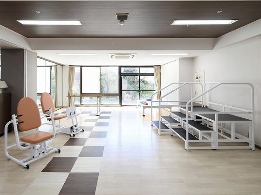 機能訓練室の清潔な空間