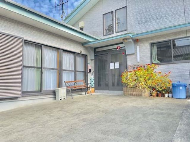 施設の外観 外観   青空の下に建つ落ち着いた佇まいで、広い前庭があり出入りしやすい雰囲気です。窓が多く、明るさを感じられる職場環境が伝わります。