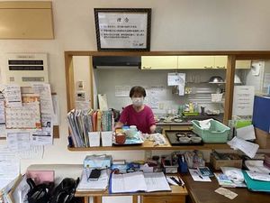 受付に立つ職員の窓口  