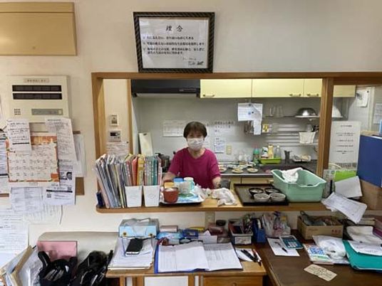受付に立つ職員の窓口  