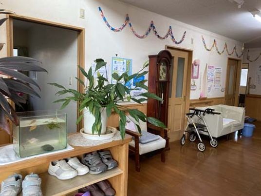 明るい廊下の休憩椅子  