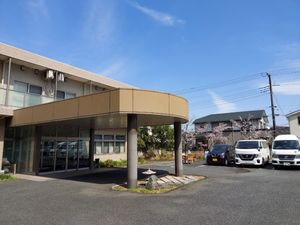 明るい外観の玄関先  