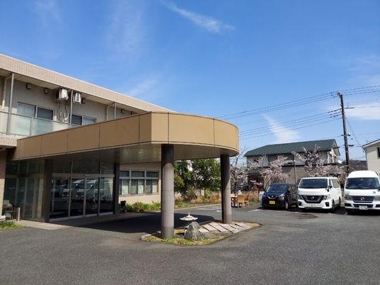 明るい外観の玄関先  