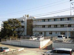 建物全景と駐車場