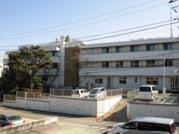 建物全景と駐車場