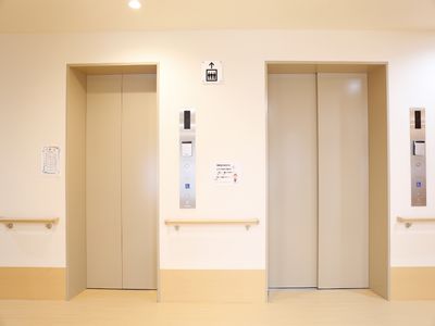 平らな床のエレベーター前