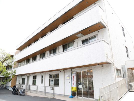 清潔感のある施設エントランス