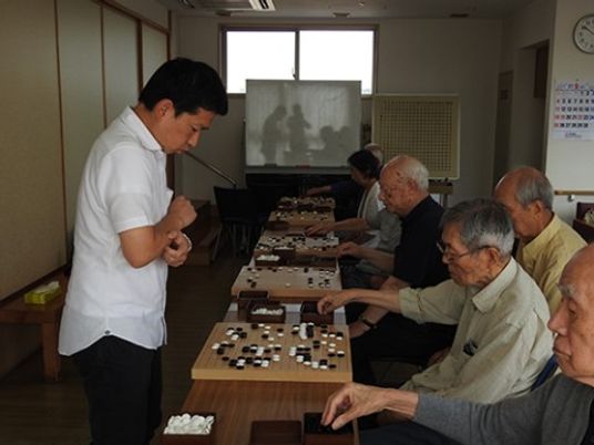 囲碁を楽しむ高齢者たち