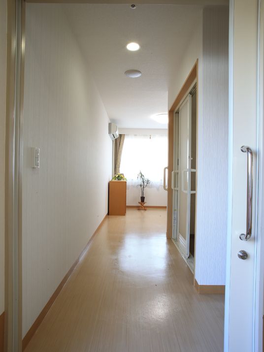 廊下の明るい景色