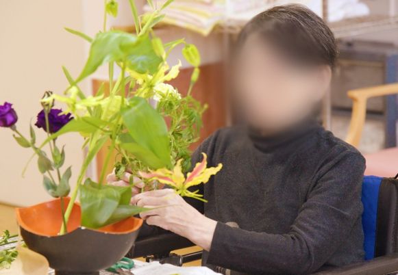花を飾る人物の様子