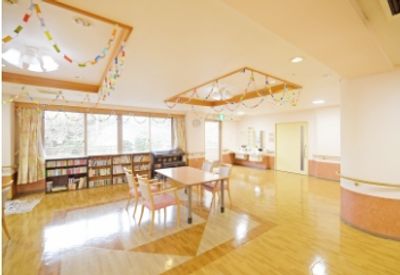 自然光が差し込むダイニングルーム