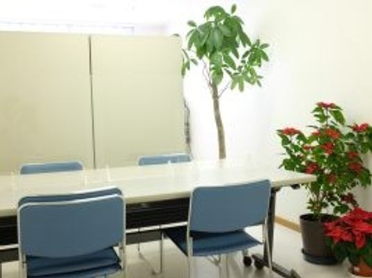 明るい会議室の机と椅子  