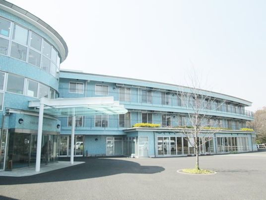 青い建物の外観  