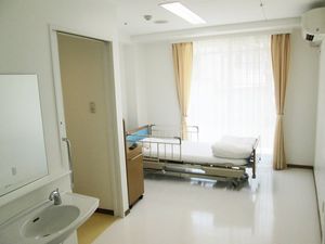 明るい居室のベッド  