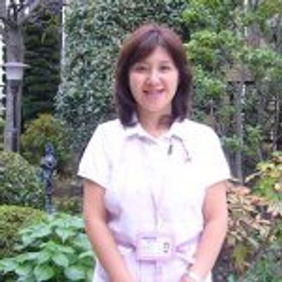 明るい庭に立つ女性