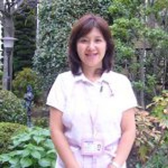 明るい庭に立つ女性