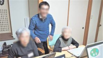 スタッフと高齢者の笑顔