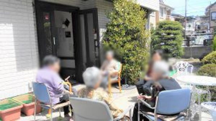 外の風景と人々の様子