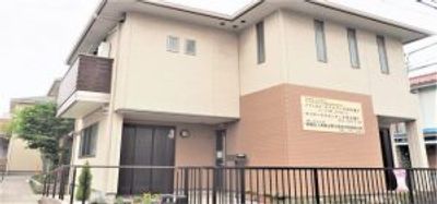 シンプルな外観の建物