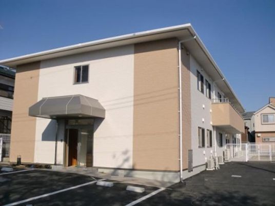 清潔感ある建物エントランス