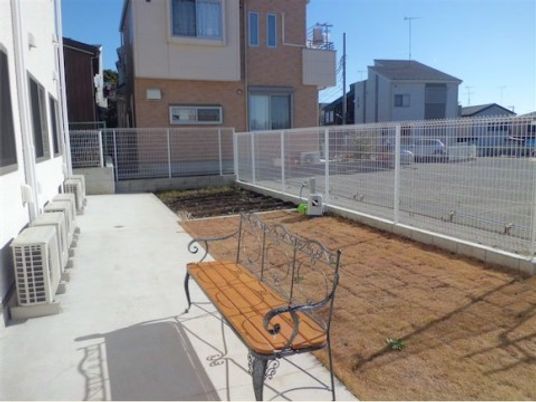 ベンチと庭の外観