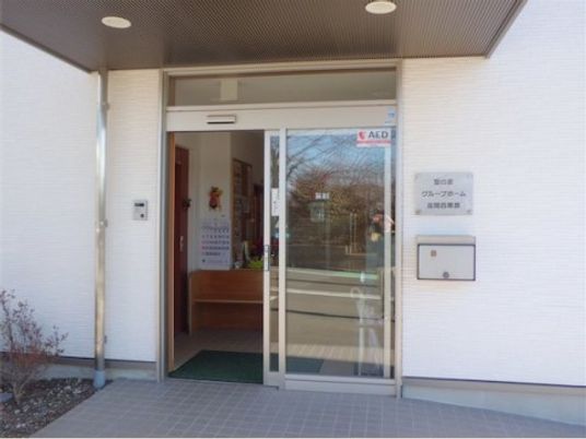 エントランスの自動扉風景