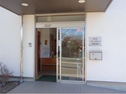 明るいエントランスの様子