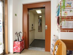 エントランスに明るく開放的