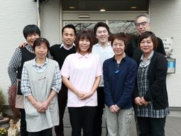 笑顔のスタッフ集合写真