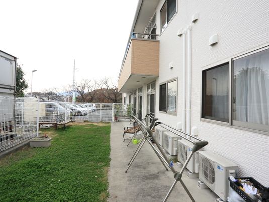 緑豊かな敷地の建物外観