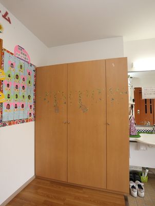 温かみのある木製クローゼット