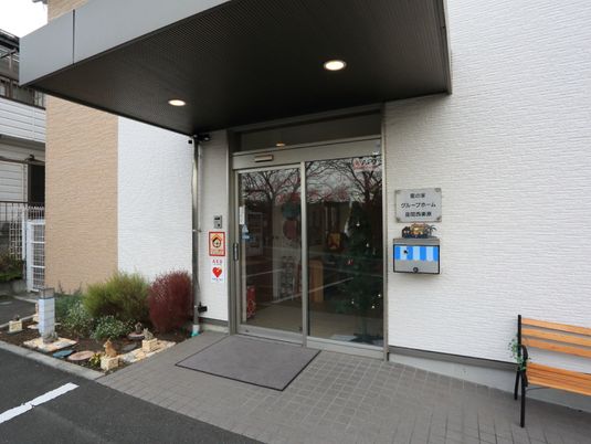 明るいエントランスの風景
