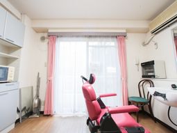 ピンクの椅子のある部屋
