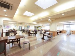 広々とした明るい食堂
