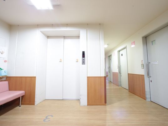廊下のエレベーター前