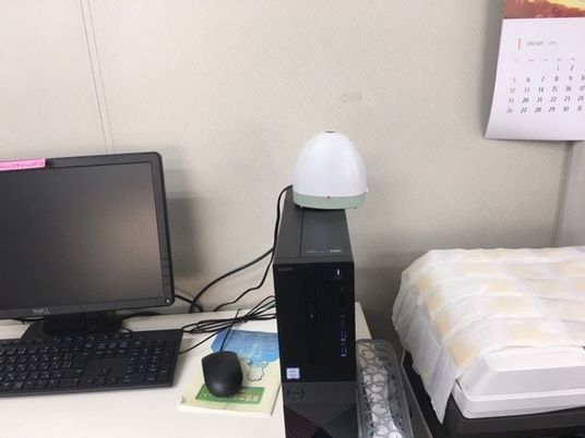 机上のPCと寝具のある洋室  