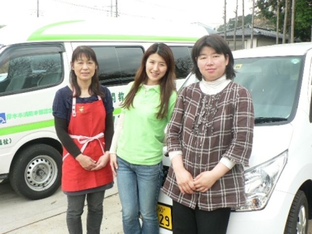 スタッフの集合写真 スタッフイメージ 優しいスタッフが揃う安心の場所です。皆で協力し、利用者の方々をサポートしています。