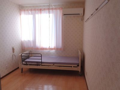 明るい光が差し込む居室