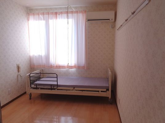 明るい光が差し込む居室