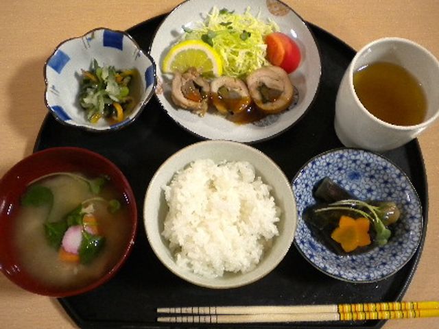 栄養バランスの良い食事 料理 美味しそうな和食の料理が並び、彩り豊かで栄養バランスに優れています。健康的な食事を提供します。